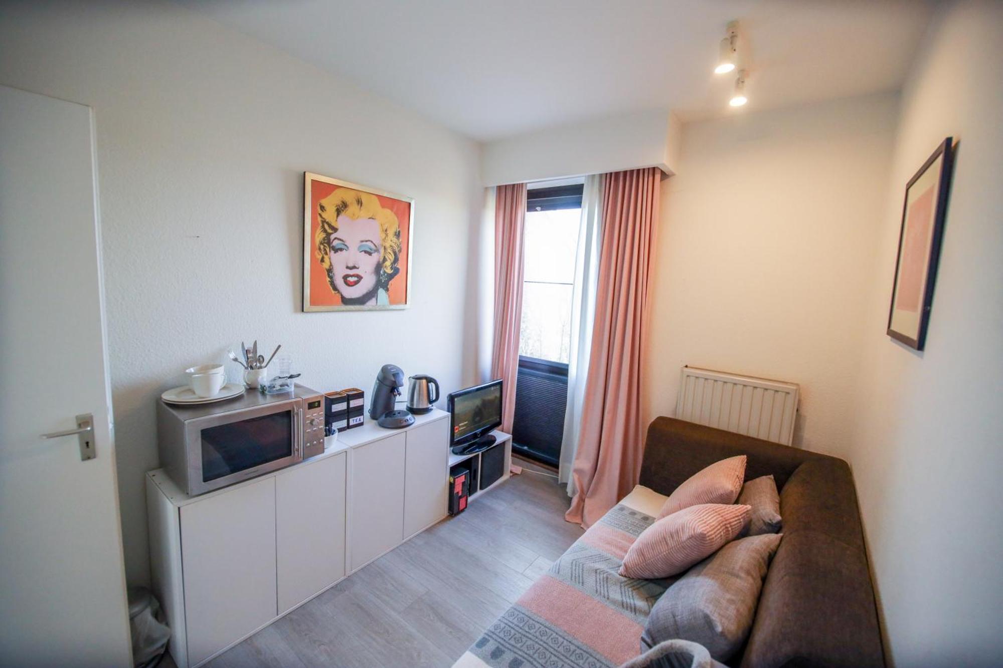 Prive Kamer: Cozy Retreat Near With Shared Amenities Homestay *