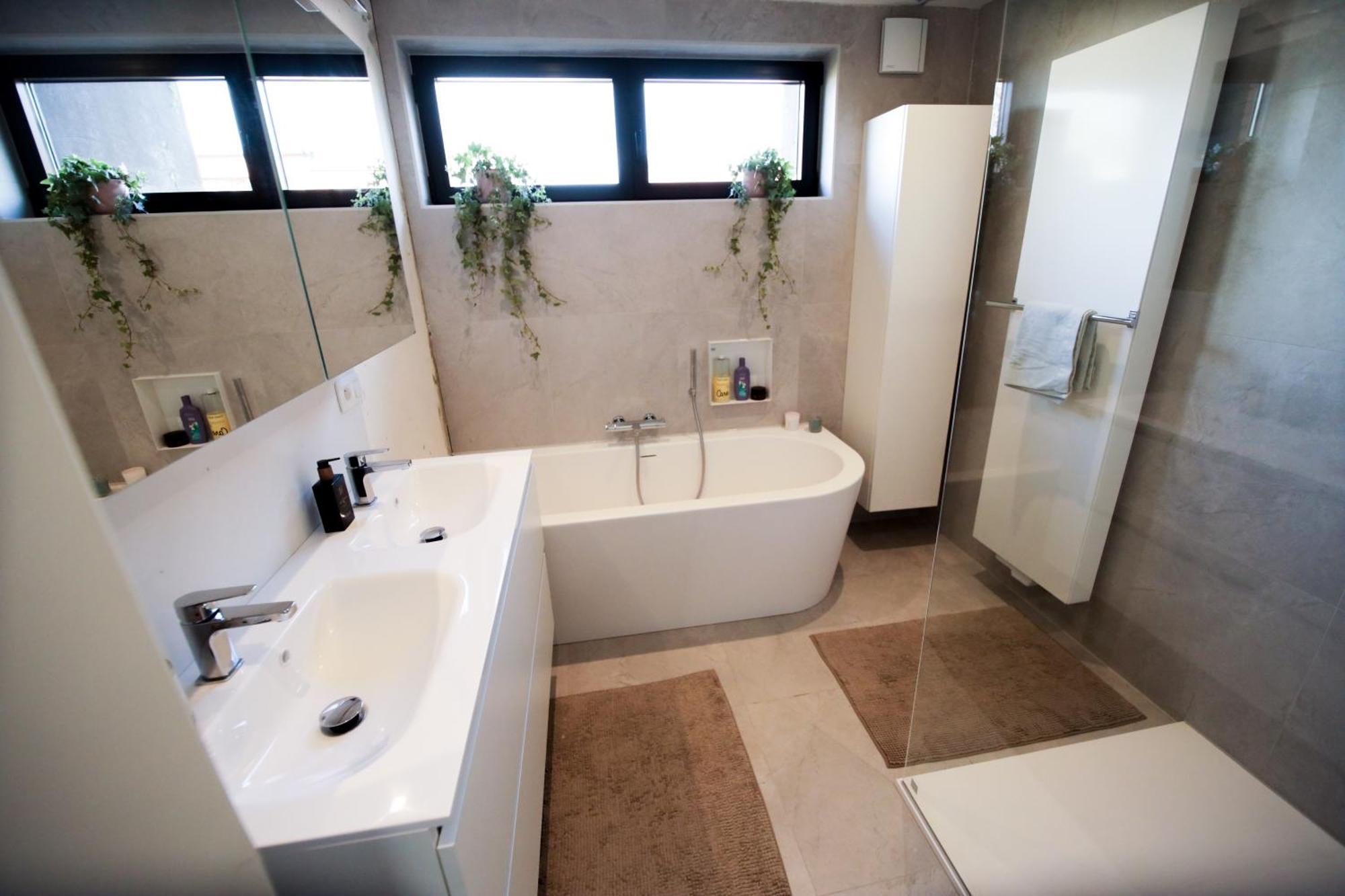 Prive Kamer: Cozy Retreat Near With Shared Amenities Homestay Antwerp