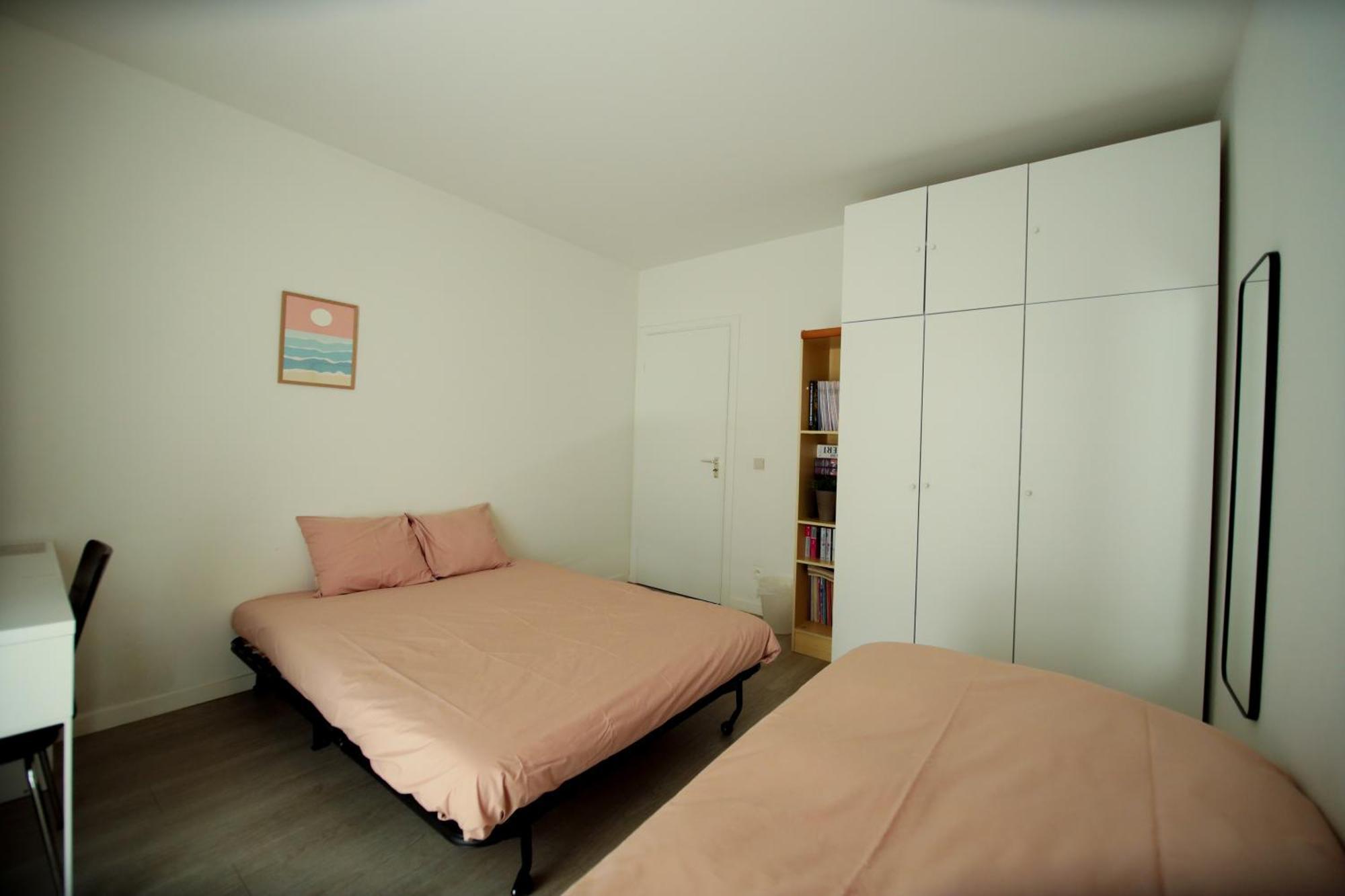 Prive Kamer: Cozy Retreat Near With Shared Amenities *