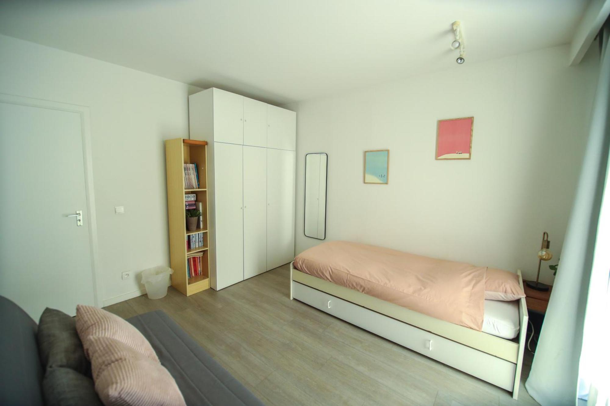 Prive Kamer: Cozy Retreat Near With Shared Amenities Antwerp