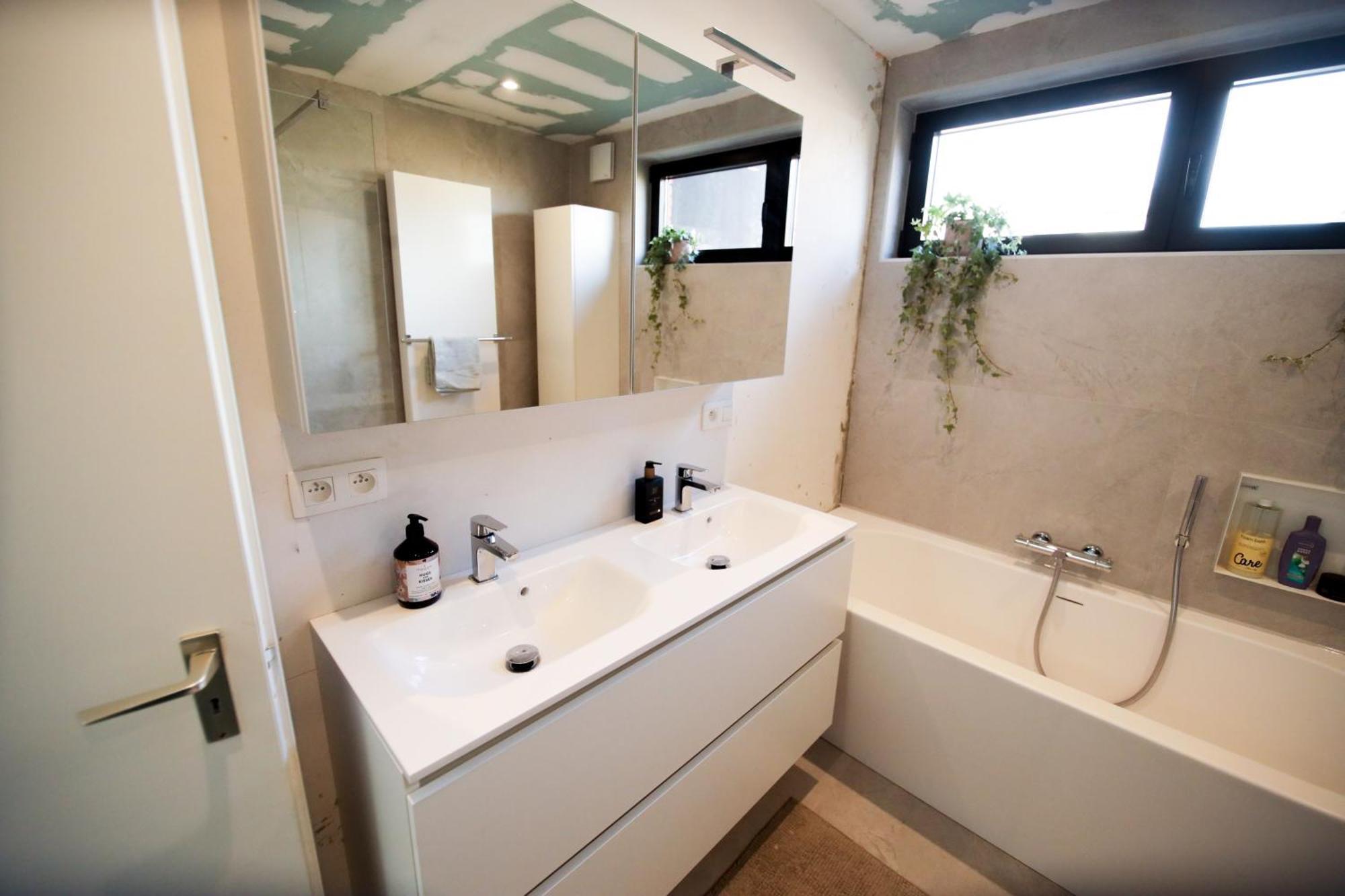 Prive Kamer: Cozy Retreat Near With Shared Amenities *