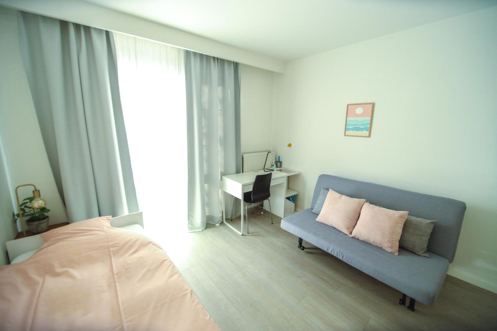 Prive Kamer: Cozy Retreat Near With Shared Amenities Homestay *
